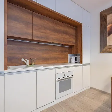 Bright & Stylish Near Center