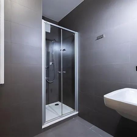 Bright & Stylish Near Center Apartment *