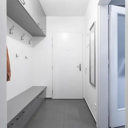 Apartment Bright & Stylish Near Center