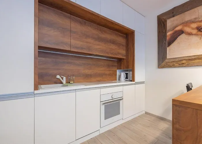 Bright & Stylish Near Center