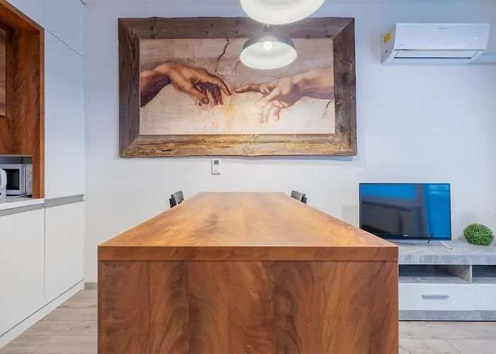 Bright & Stylish Near Center Apartment *